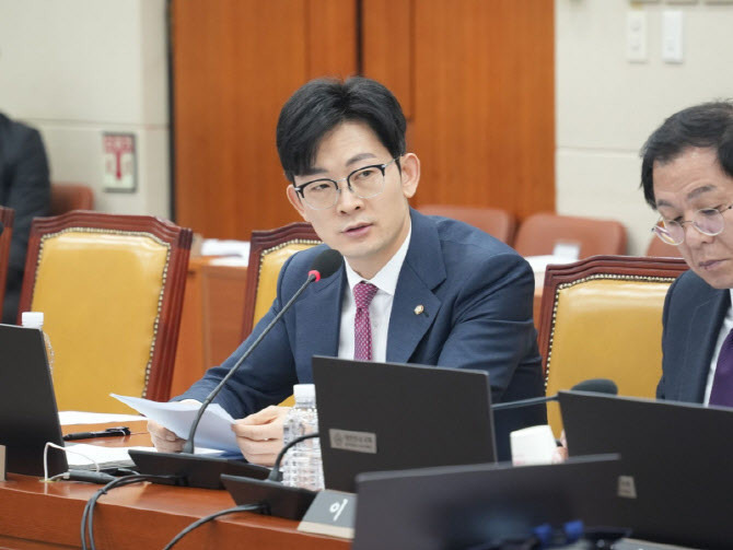 박충권 정동영 통일부장관 설전