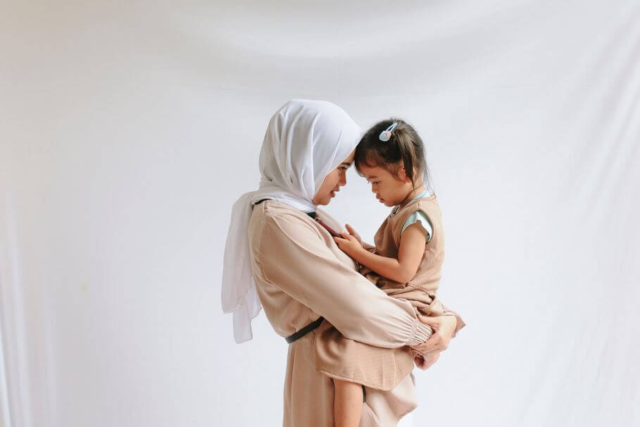 딸을 안고 있는 엄마의 모습