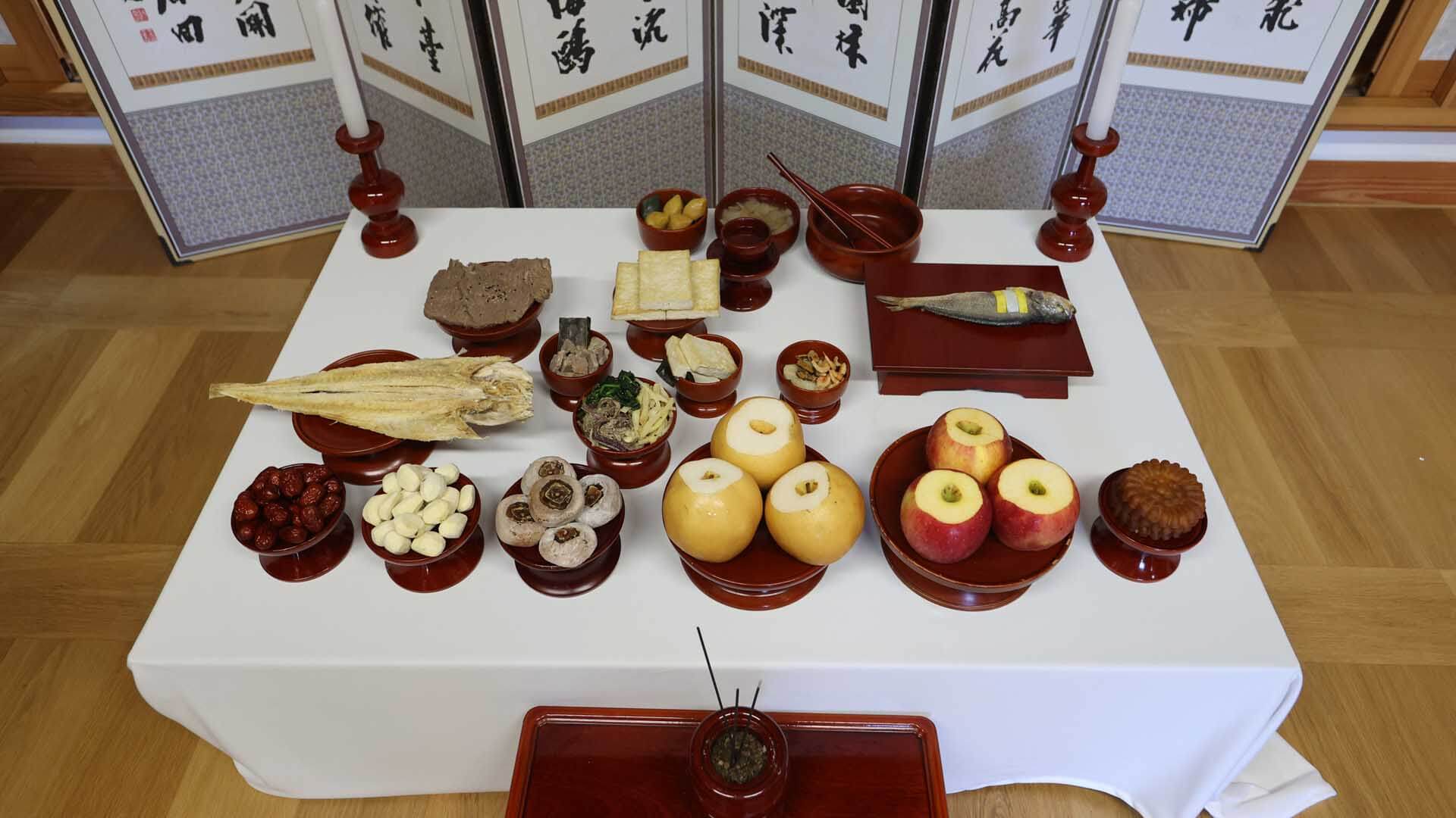 차례상 차리는 방법 차례상 음식 종류 차례상 지방 쓰는 법 차례상 간소화 성균관 차례상 표준안 차례상 전 생략 가능 간소화된 차례상 차례상 필수 음식 차례상 전통과 현대 명절 차례상 준비 성균관 의례정립위원회 차례상 홍동백서 조율이시 과일 대례필간(大禮必簡) 차례상 음식 배치 간단한 차례상 가족 합의 차례상 차례상 표준안 발표