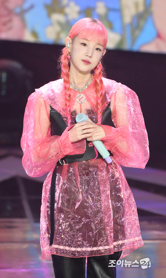 가수 박보람이 생전 SBS M '더 쇼' 생방송에서 멋진 무대를 펼치고 있다. [사진=정소희 기자]