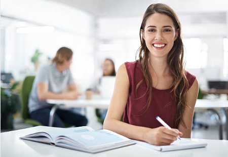 자격증 따기위해 공부에 열중하는 학생의 모습