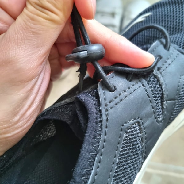 끈을잡아당겨서조절하는운동화