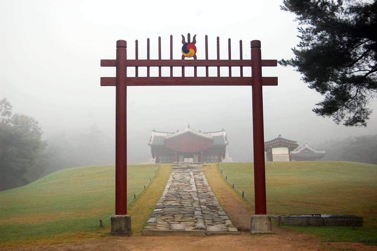 무당, 엑스터시, 그리고 굿: 샤머니즘으로 풀어보는 한국 무속의 세계