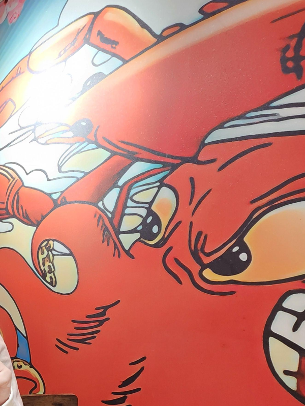 가재와 문어 그림으로 꾸며진 가게 내부