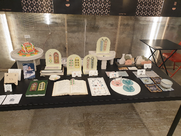 검은 테이블 위에 다양한 굿즈 제품들이 올라와 있다.