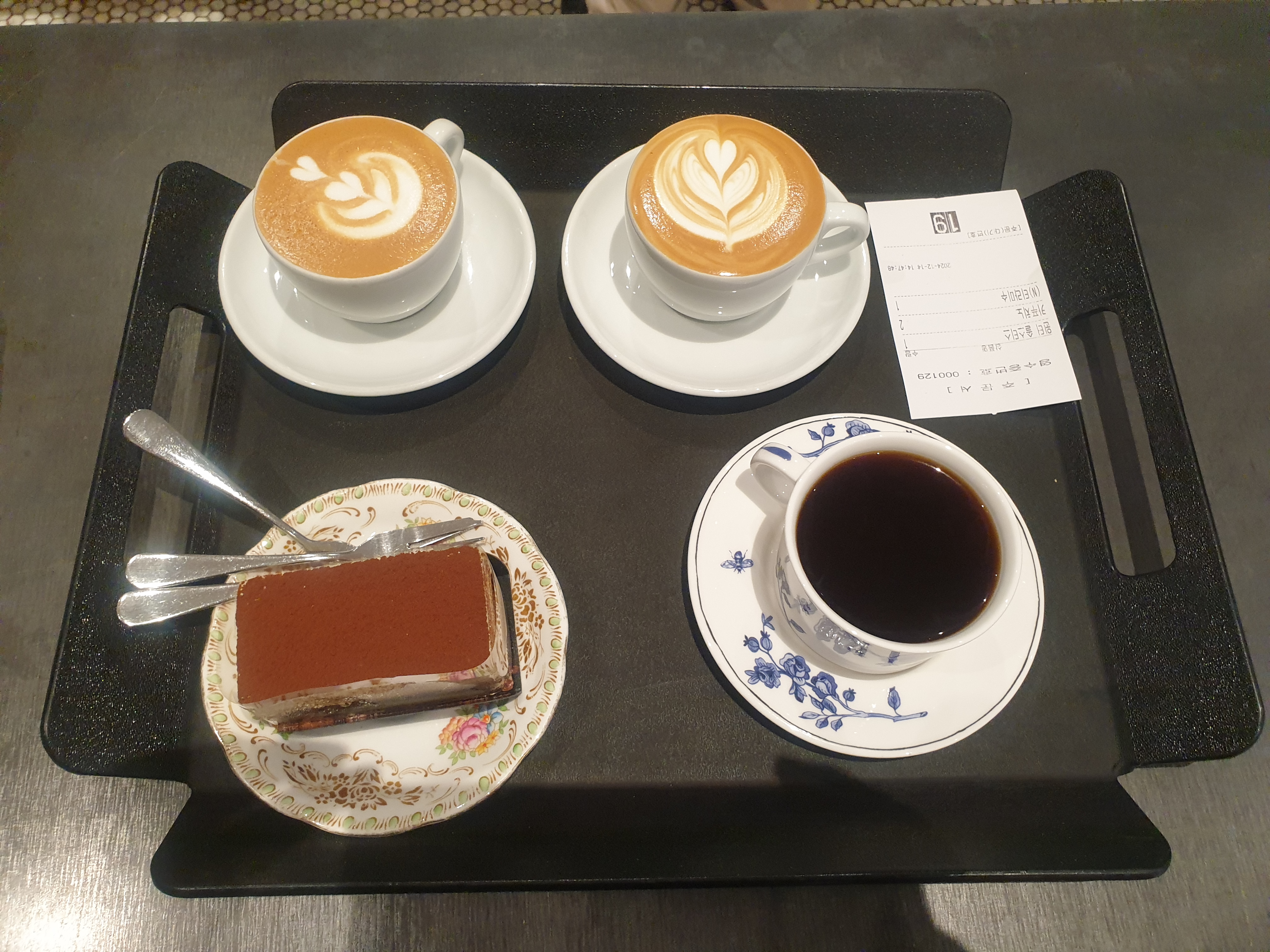 주문한 커피와 케익