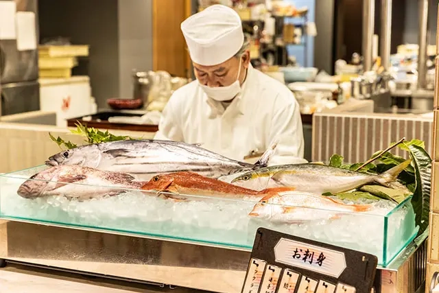 세이후소의 제철 해산물 손질 장면