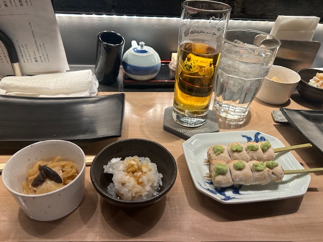 도쿄-긴자-sumi-bose-가게-내부-세트-메뉴-닭가슴살-꼬치-와사비-맥주