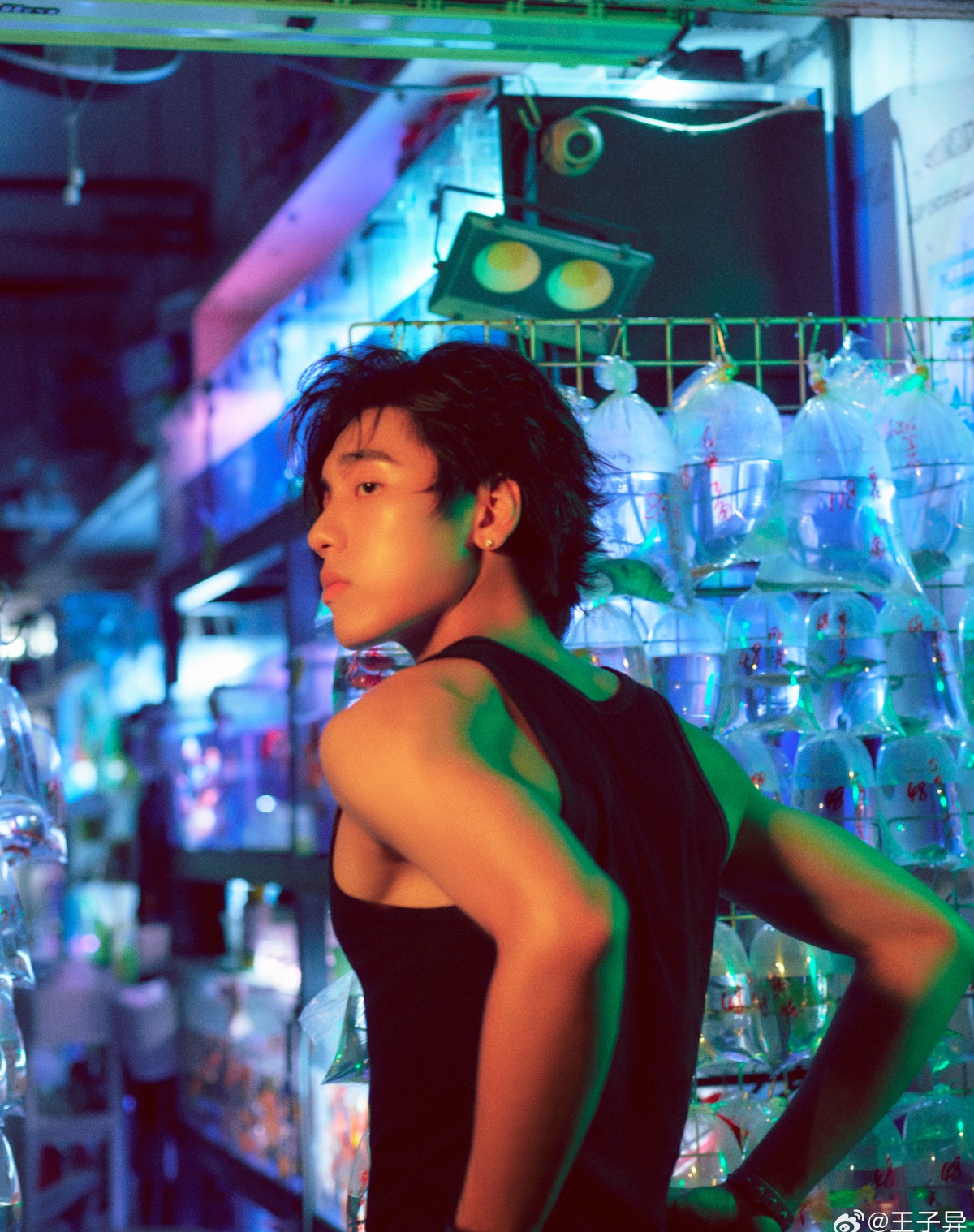 장자이-검은 민소매입은 뒷모습