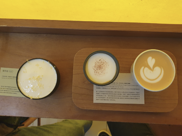 커피잔 세 개가 올려져 있다. 가장 왼쪽은 sweet teeth, 오른쪽 두개가 yun yeung다.