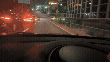 직접 운전하면서 촬영한 우회전 후 횡단보도에 보행자가 없는 상황에서 차량이 서행으로 통과하는 실제 도로 장면 gif