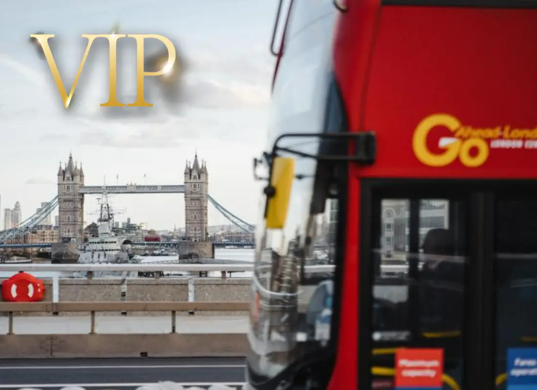 강위의-다리를-건너는-빨간색-버스-옆모습