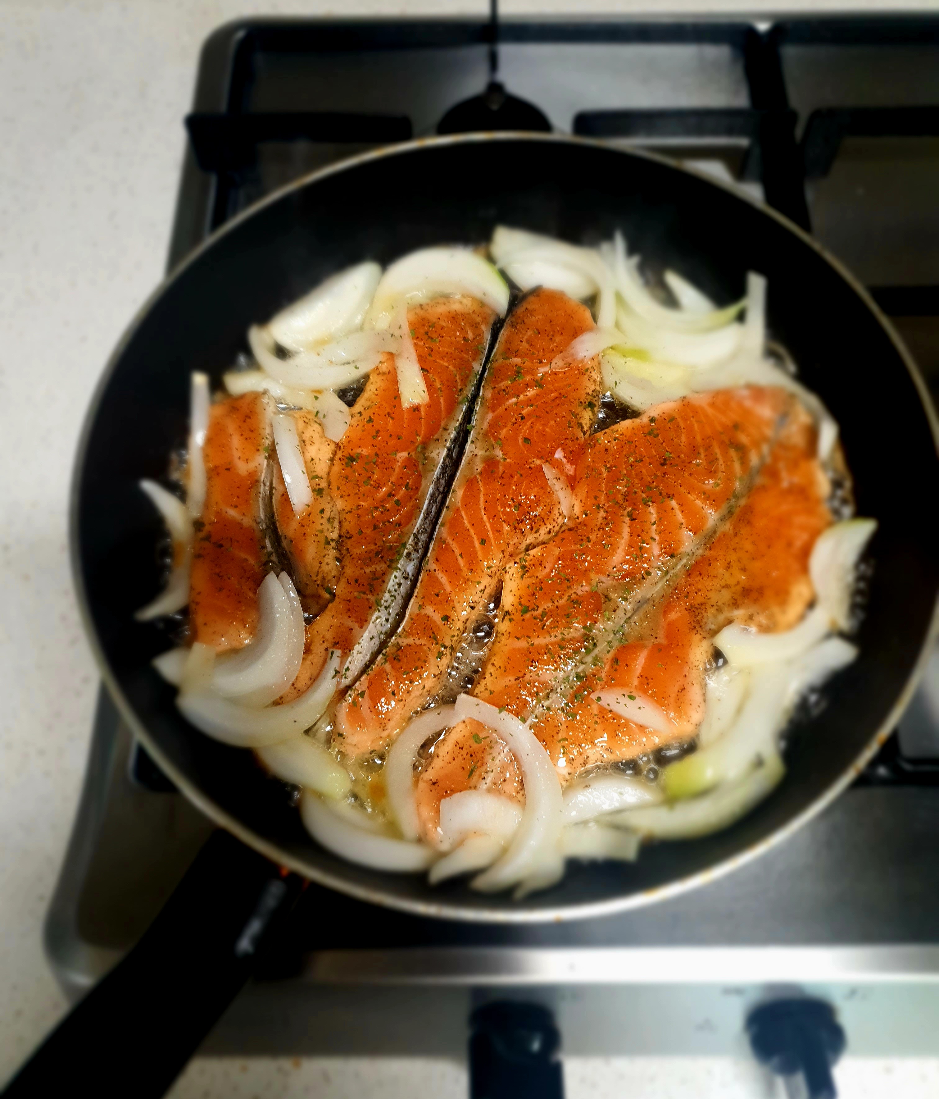 연어는-껍질이-있는-쪽부터-굽습니다.