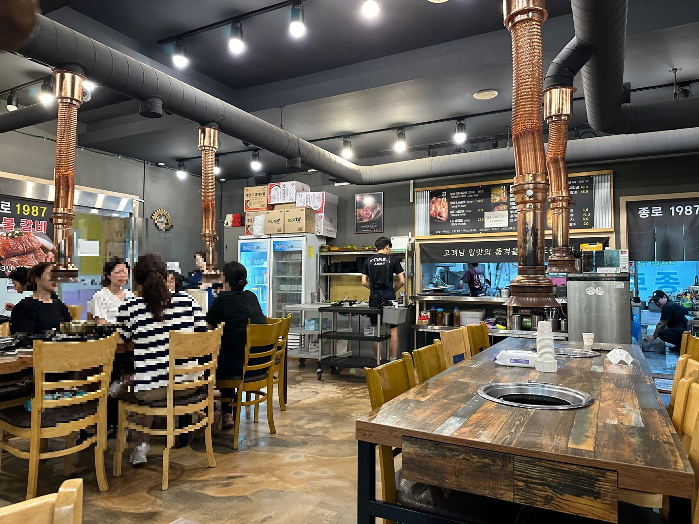 종로숯불갈비 매장 내부모습 넓찍한 테이블 간격