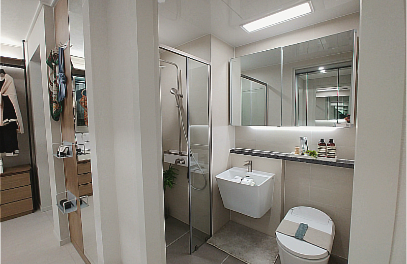 실내 공간은 전반적으로 개방형 구조를 기반으로 하고 있습니다. 거실에는 넓은 창이 배치