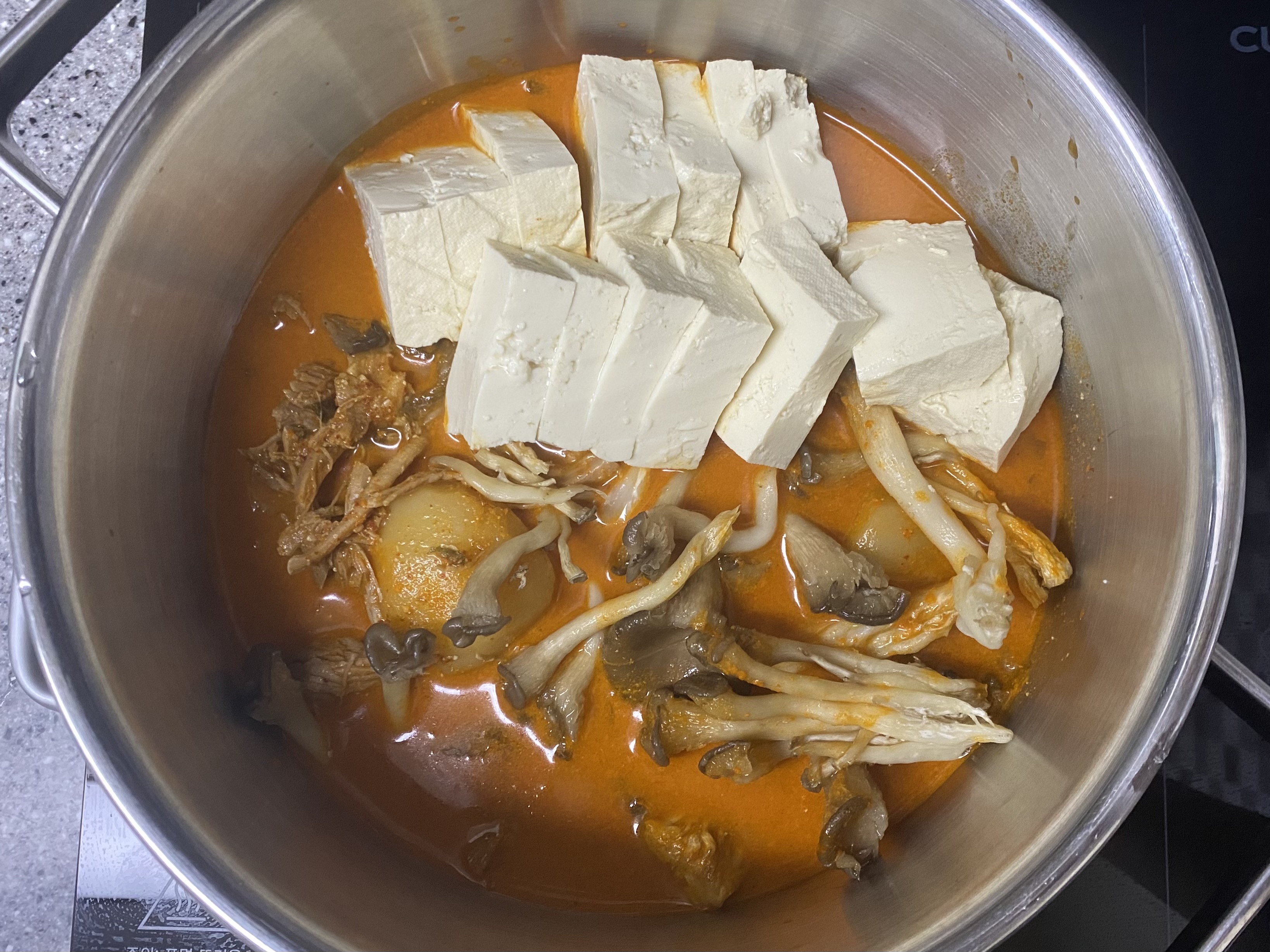 냄비안에 비비고 순살감자탕과 두부, 느타리버섯이 들어있는 사진입니다.