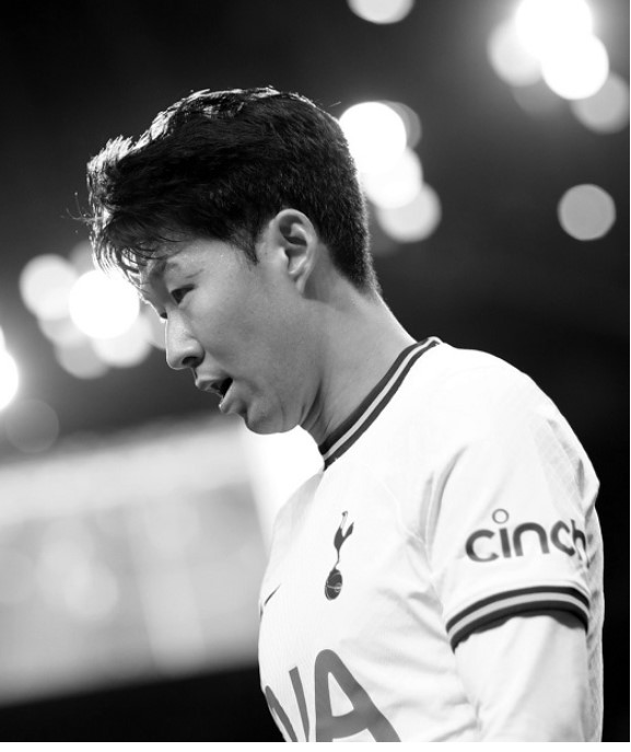 손흥민-토트넘-SNS-흑백-사진