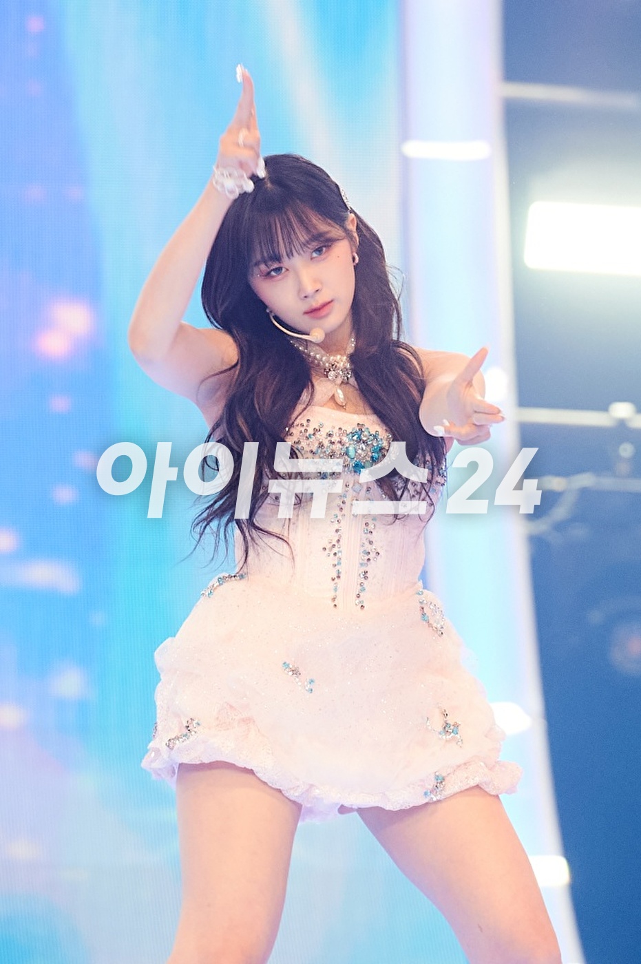 그룹 에스파(aespa)가 31일 오후 진행된 &#39;2021 MBC 가요대제전&#39;에 참석해 멋진 무대를 선보이고 있다. [사진=MBC]