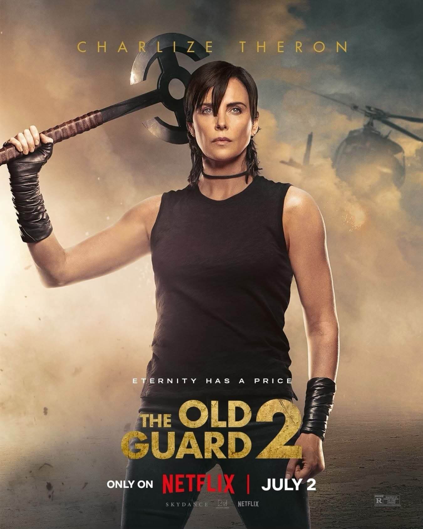 넷플릭스 오리지널 영화 「The Old Guard 2」공식 포스터:
가운데 주인공이 도끼 형태의 무기를 어깨에 얹고 강렬한 시선을 보내는 장면