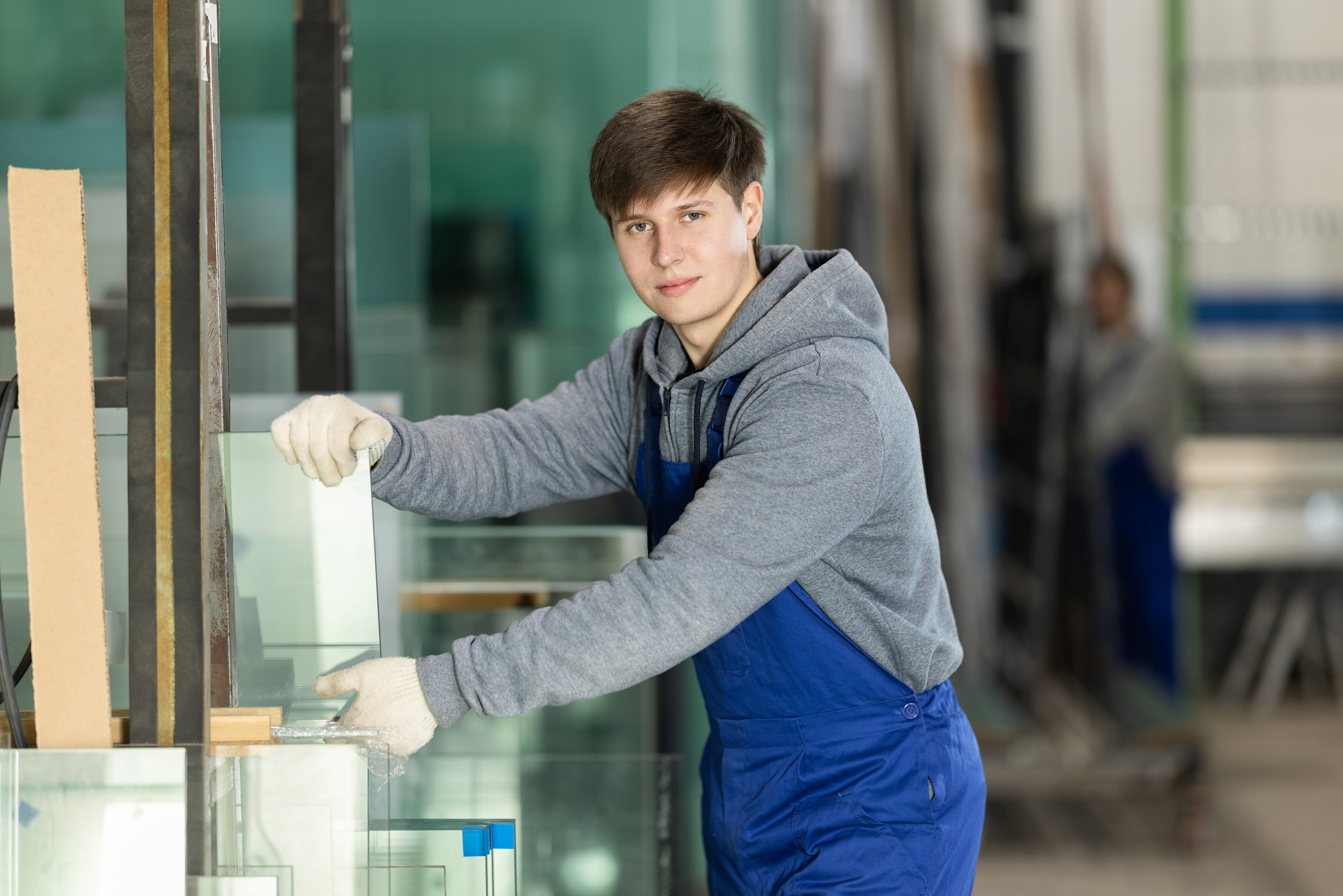 작업복을 입고 현장에서 일하는 청년 근로자의 모습
