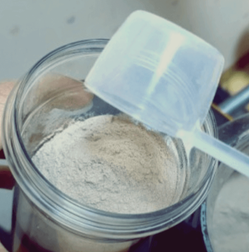 쉐이커에-들어가는-게이너-보충제