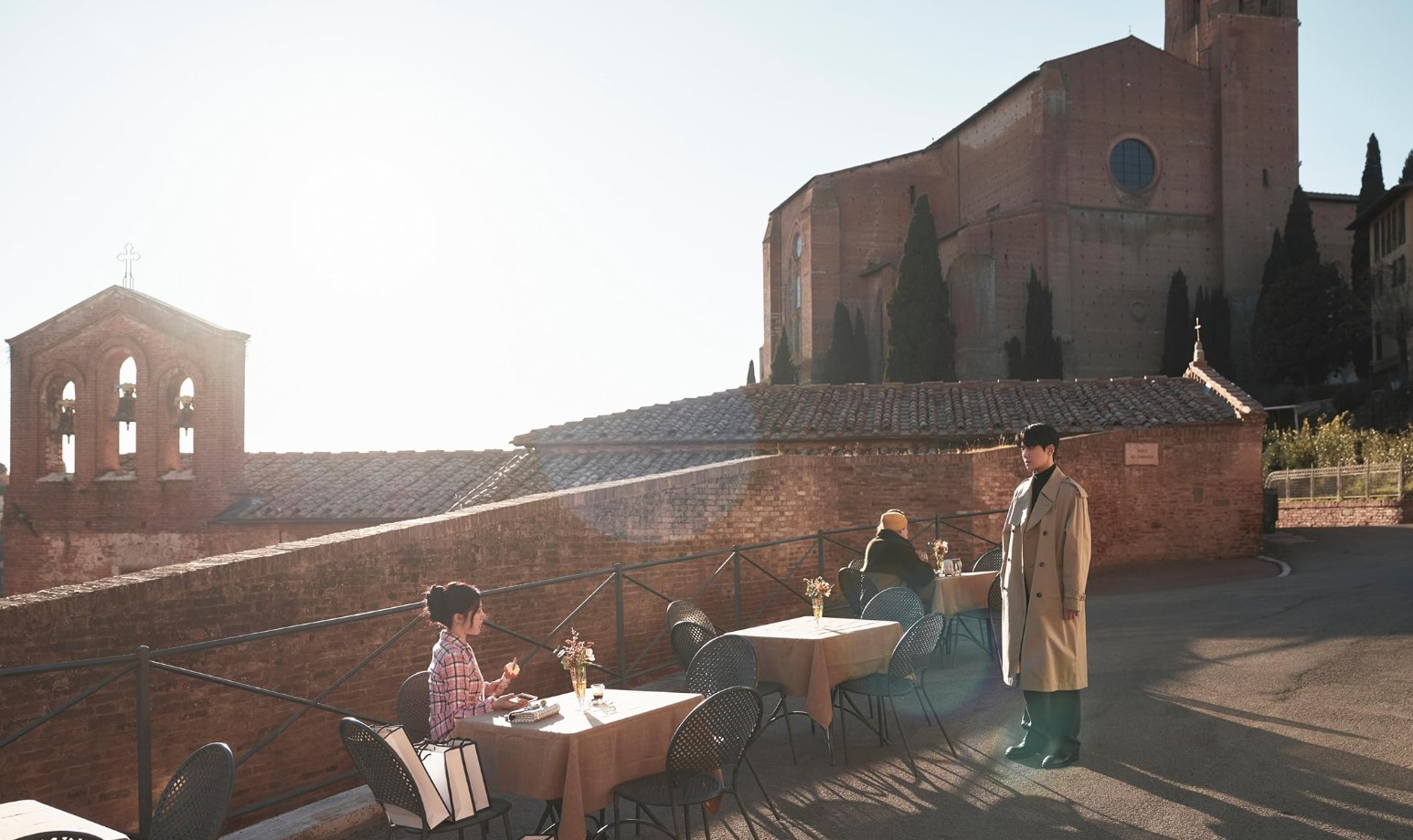 넷플릭스 드라마 이 사랑 통역되나요에서 주인공들이 유럽 배경에서 마주하는 장면