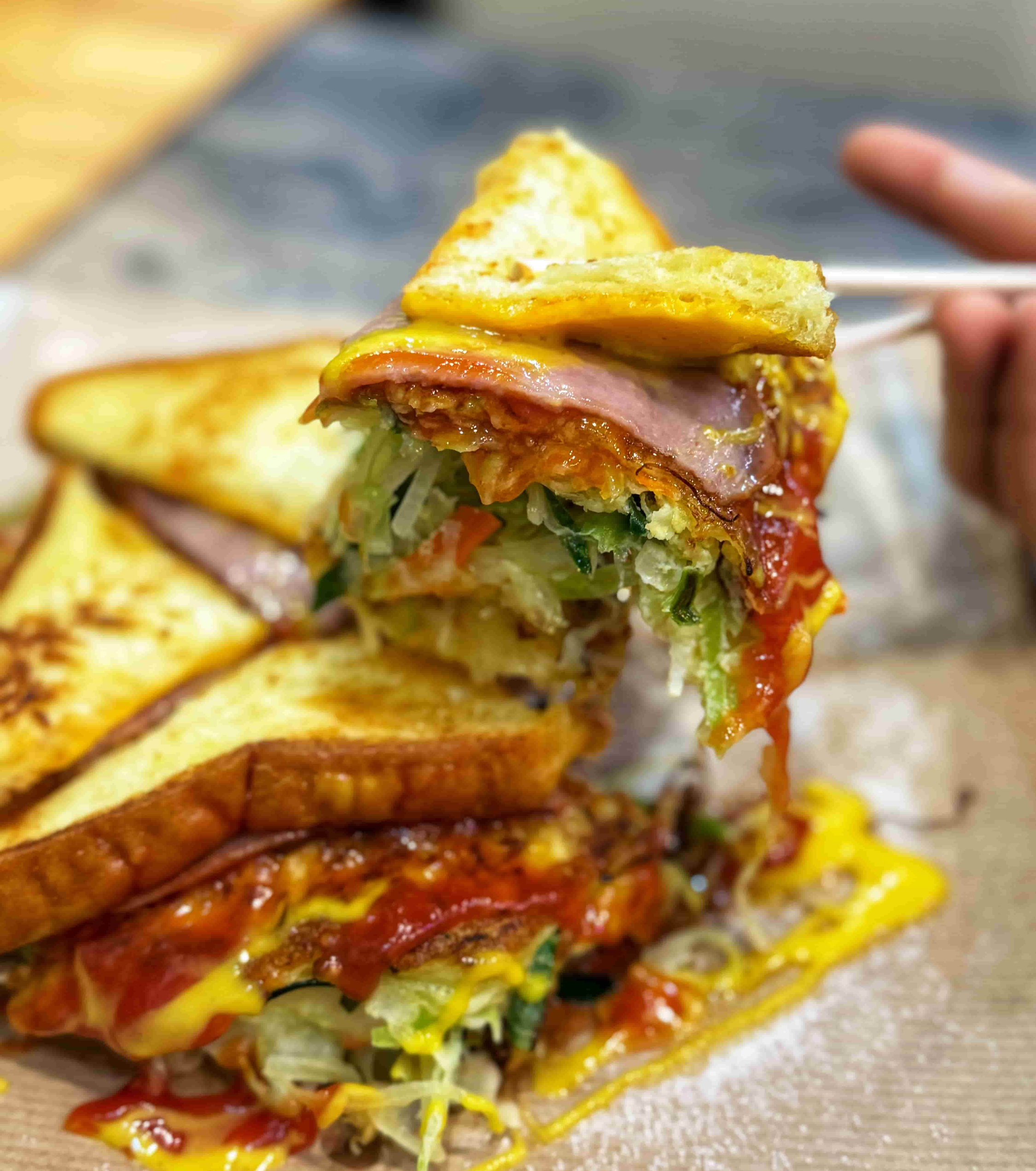 창동 맛집 '창동할머니토스트'의 햄치즈토스트를 젓가락으로 집은 사진