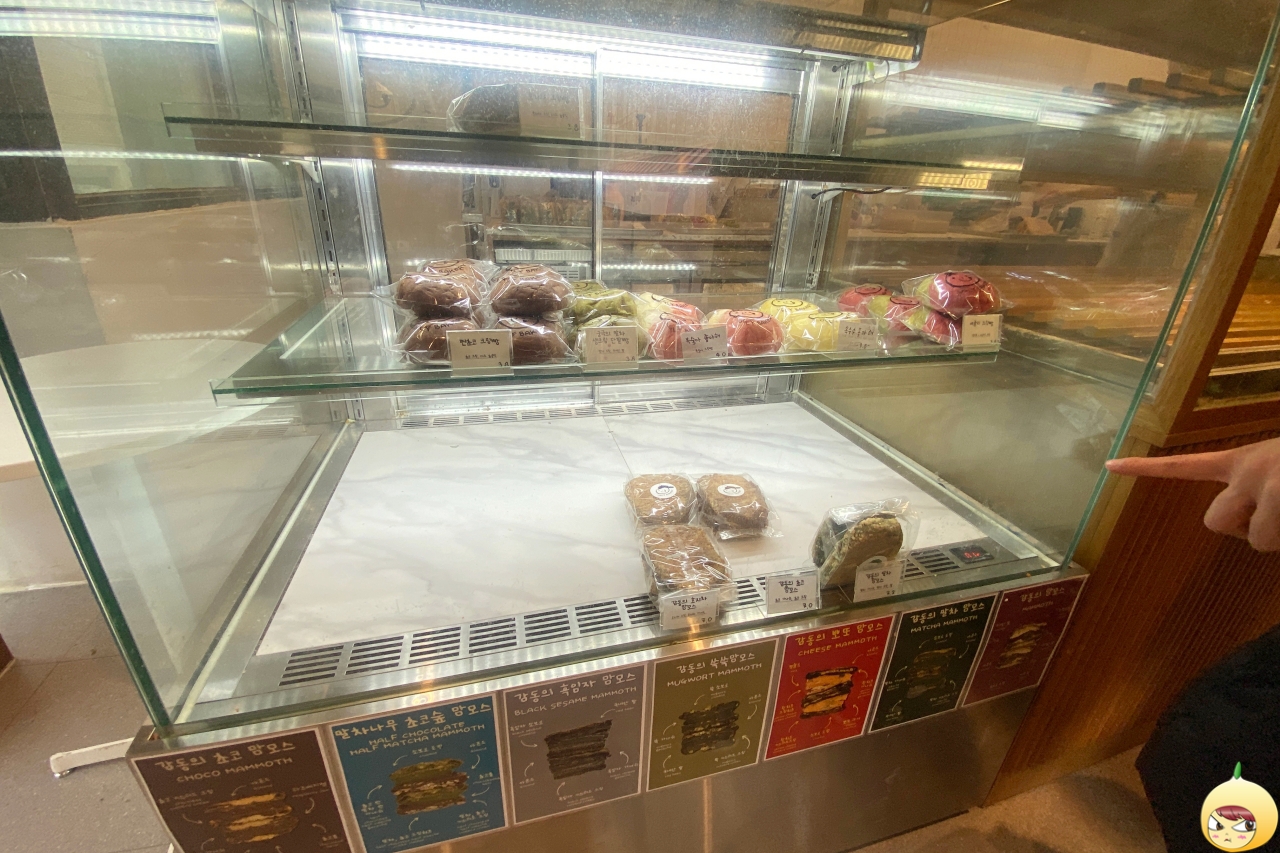 어글리베이커리 냉장고 진열대