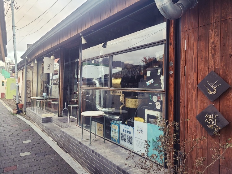골목 초입에 들어서면 바로 보이는 세상상회 입구