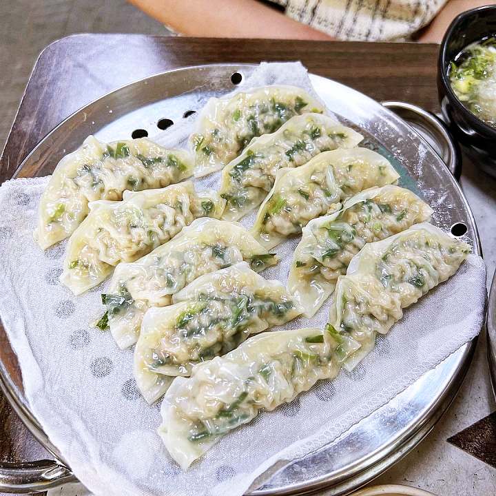 회기 식당 손만두 42년 내공 만두 장인의 속이 꽉 찬 인생 인생극장 마이웨이 맛집 추천