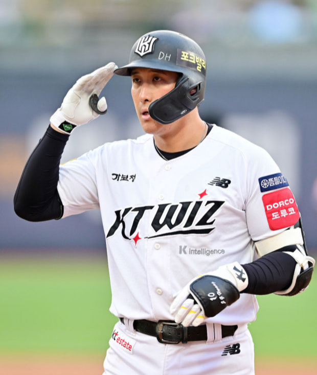 KT 황재균 FA 협상 중 20년 프로 생활 은퇴 결정
