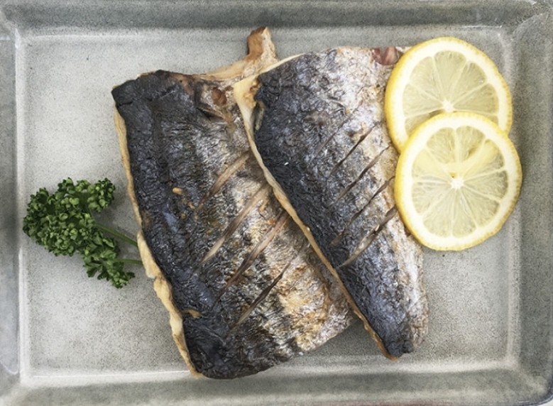 접시에-삼치-구이와-레몬-한-조각