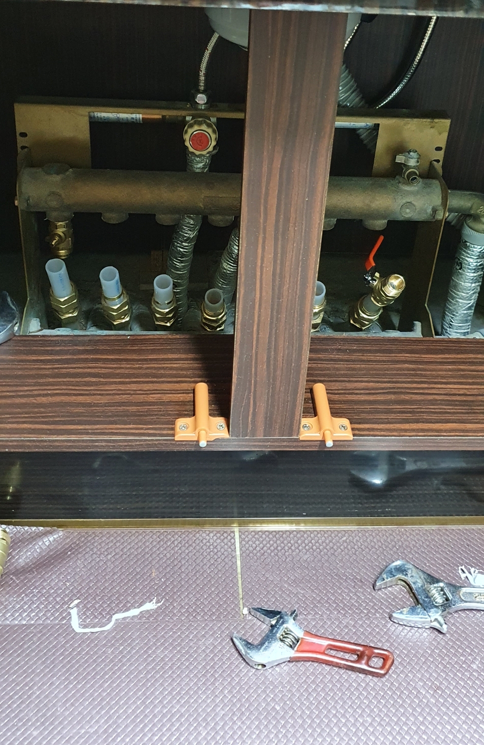 물이 새고 있는 우리집 물분배기 밸브 교체중