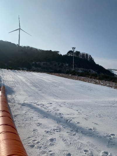 눈쌓인-눈썰매장