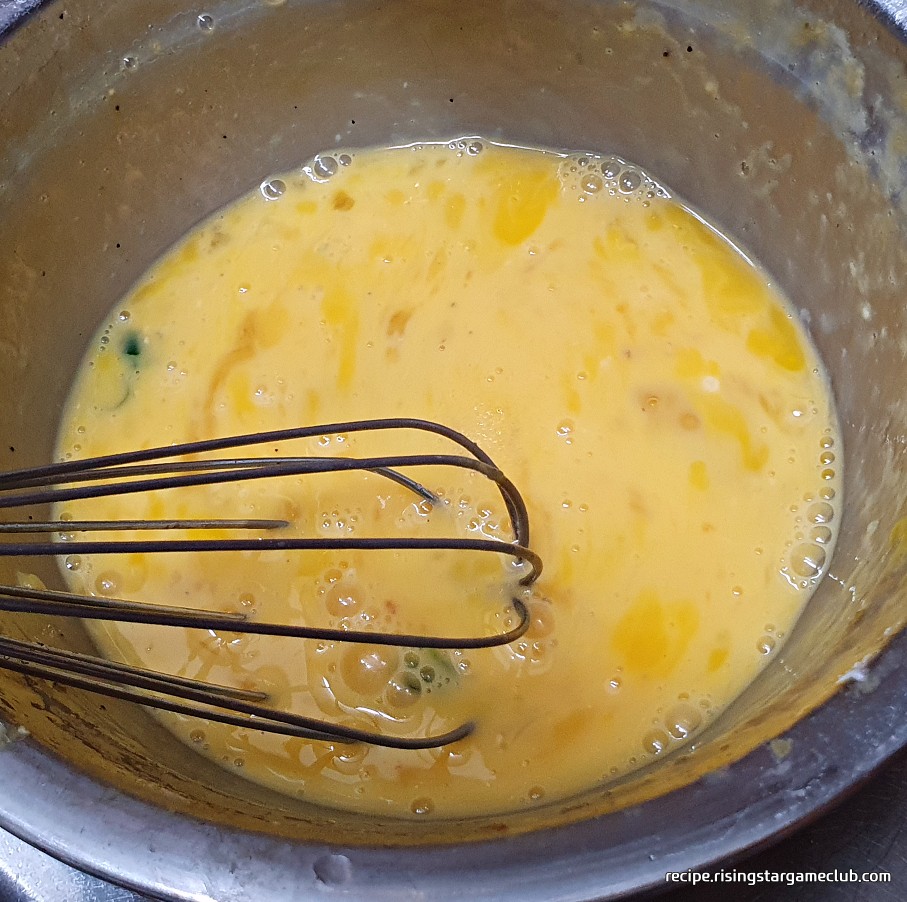 거품기를 이용해 깻잎전에 입힐 계란물을 만드는 사진