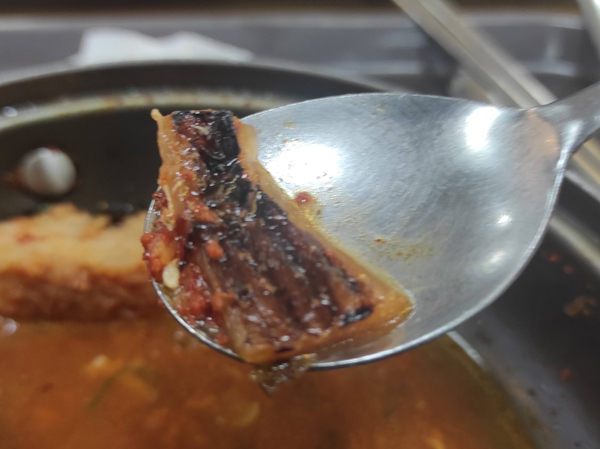 송산포도휴게소; 타버린 국물돈가스의 김치
