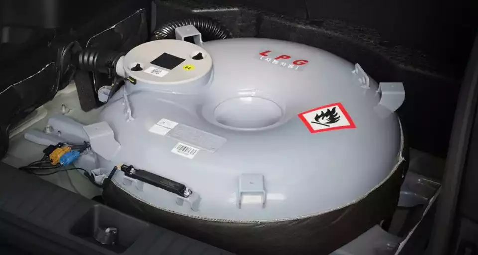 스포티지 LPG 트렁크 밑에는 LPG 봄베가 들어갑니다(출처 : 기아).
