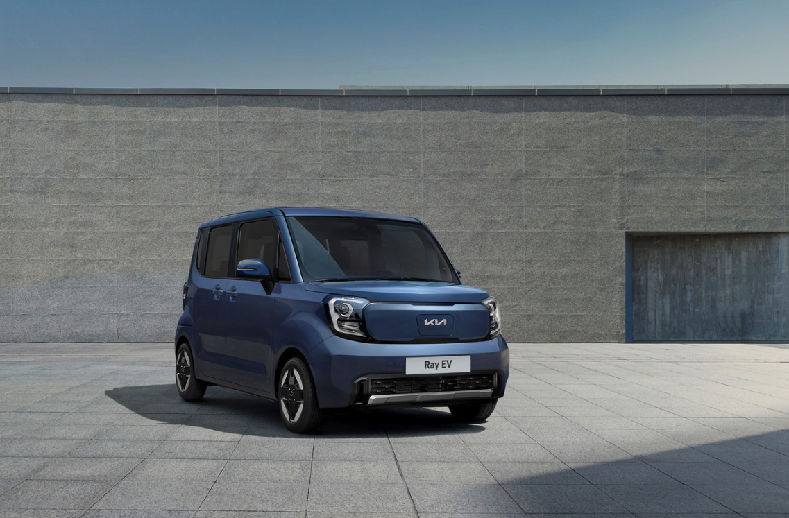 짙은 파란색 레이 EV의 좌측 정면 모습