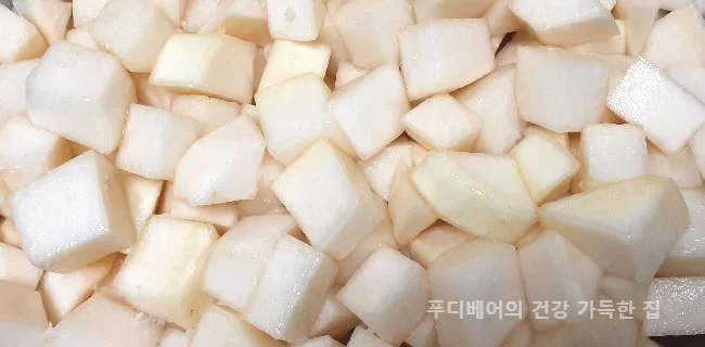깍둑-썬-무에-절임물이-잘-배일수-있게-섞은-모습