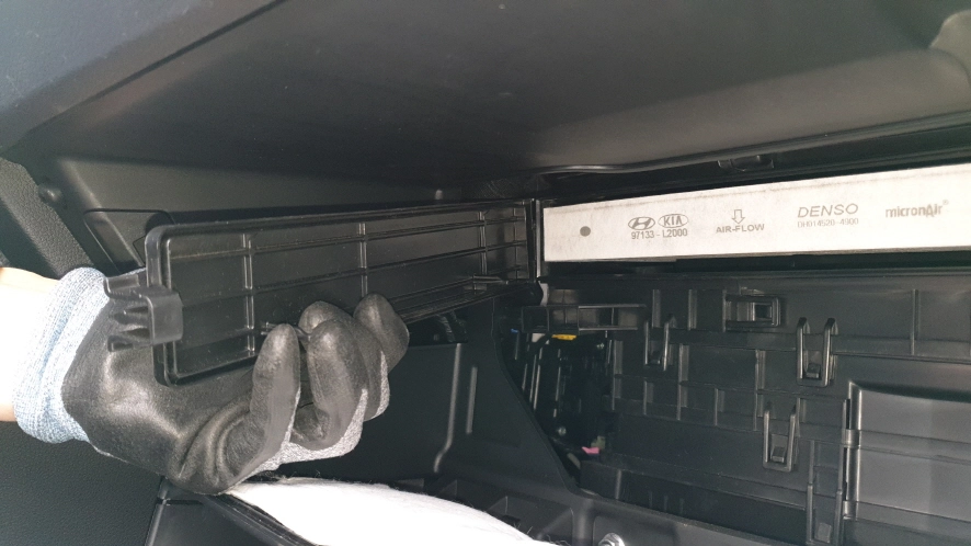 필터 커버 빼는 모습