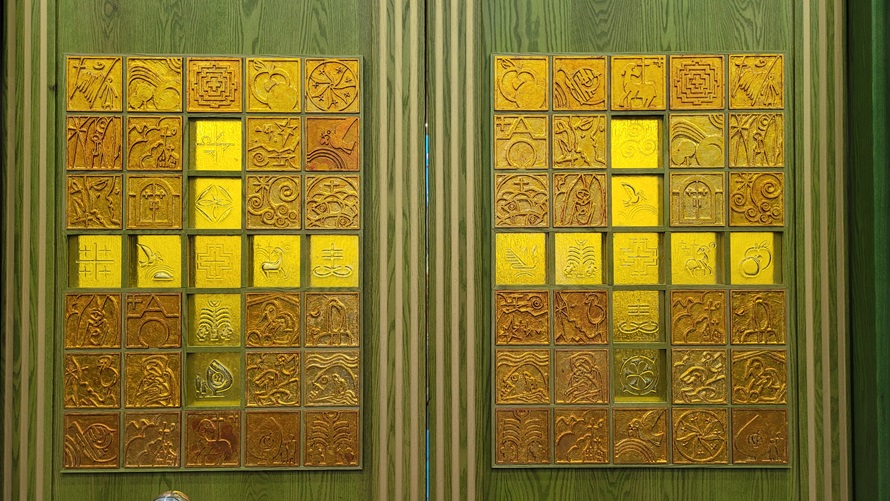 부평4동성당 성전 출입문