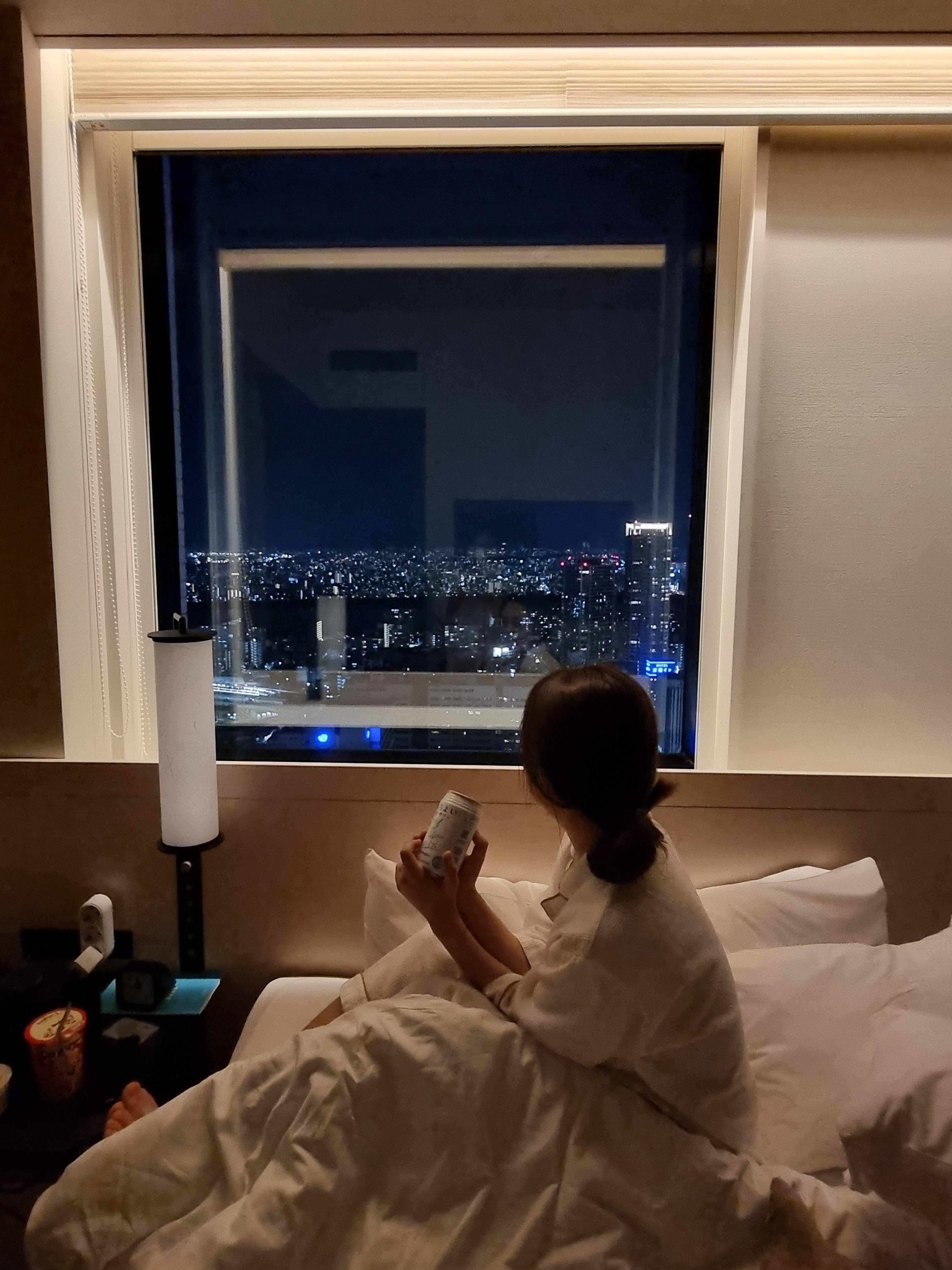 객실 내 밤 전경사진