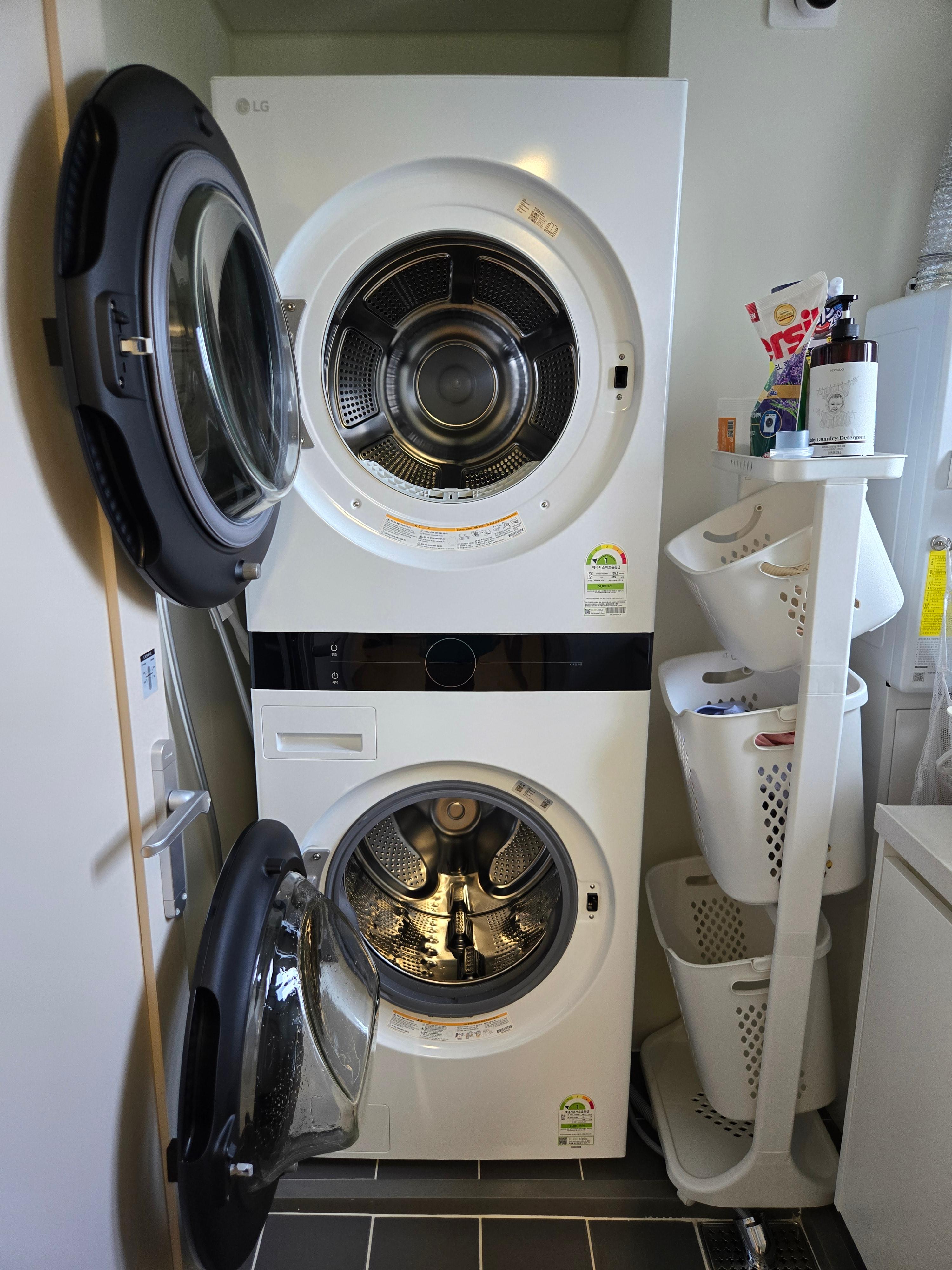 LG 워시타워 W20WHN의 세탁기와 건조기 도어를 모두 열어 내부가 보이는 상태