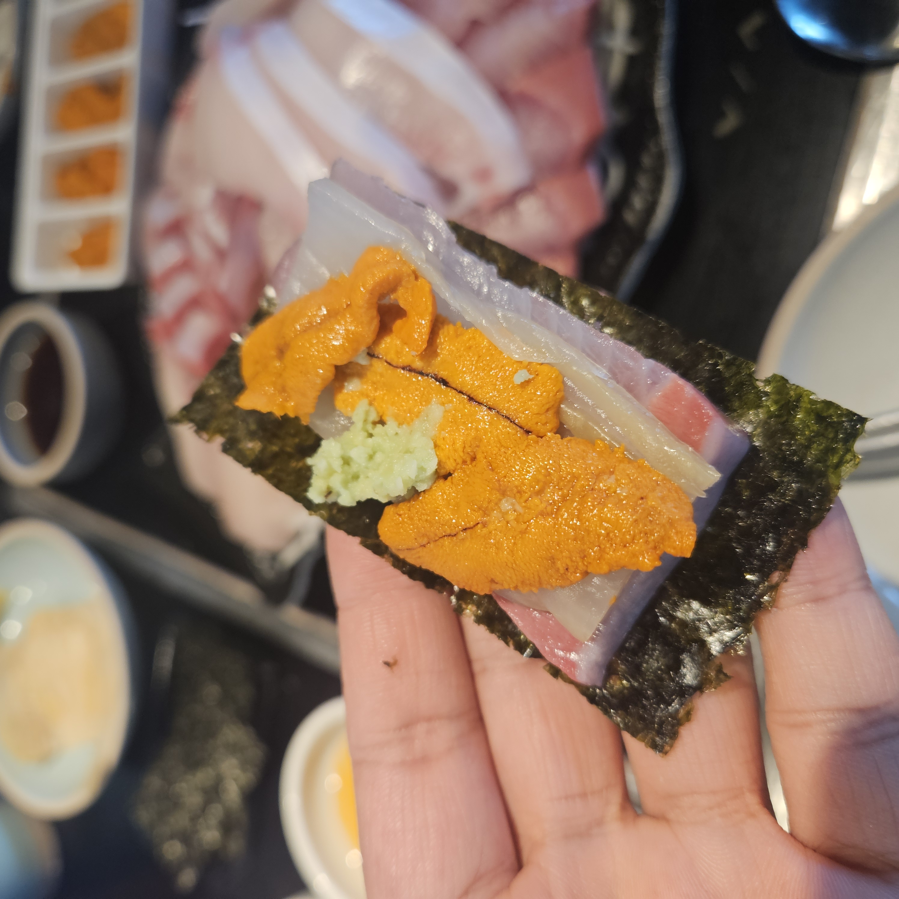 우니와 방어회 쌈싸먹기