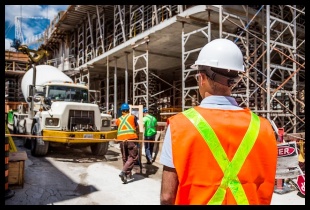 안전모 쓴 사람