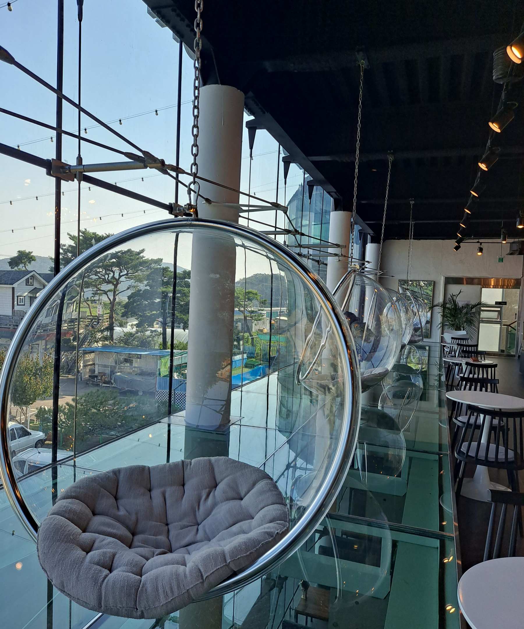 유리카페 천장에 매달린 회전의자