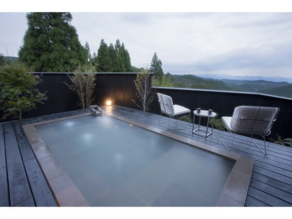 오쿠노유 료칸의 개인 노천탕에서 보이는 아름다운 자연 풍경. 푸른 산과 넓은 하늘을 감상할 수 있는 휴식 공간