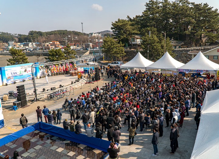 무창포 쭈꾸미 도다리 축제 개막 공연을 관람하는 관중