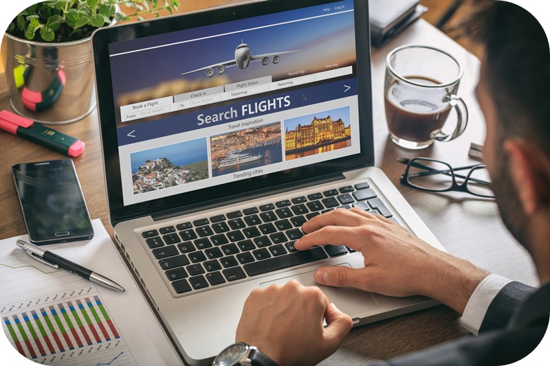 턱수염-젊은-남성-노트북-항공권-가격비교-사이트-검색중