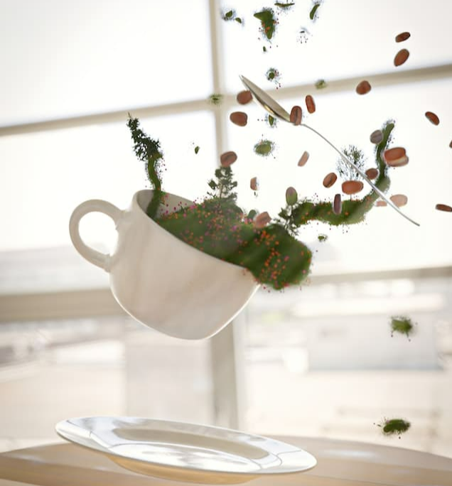 떨어지고 있는 하얀컵